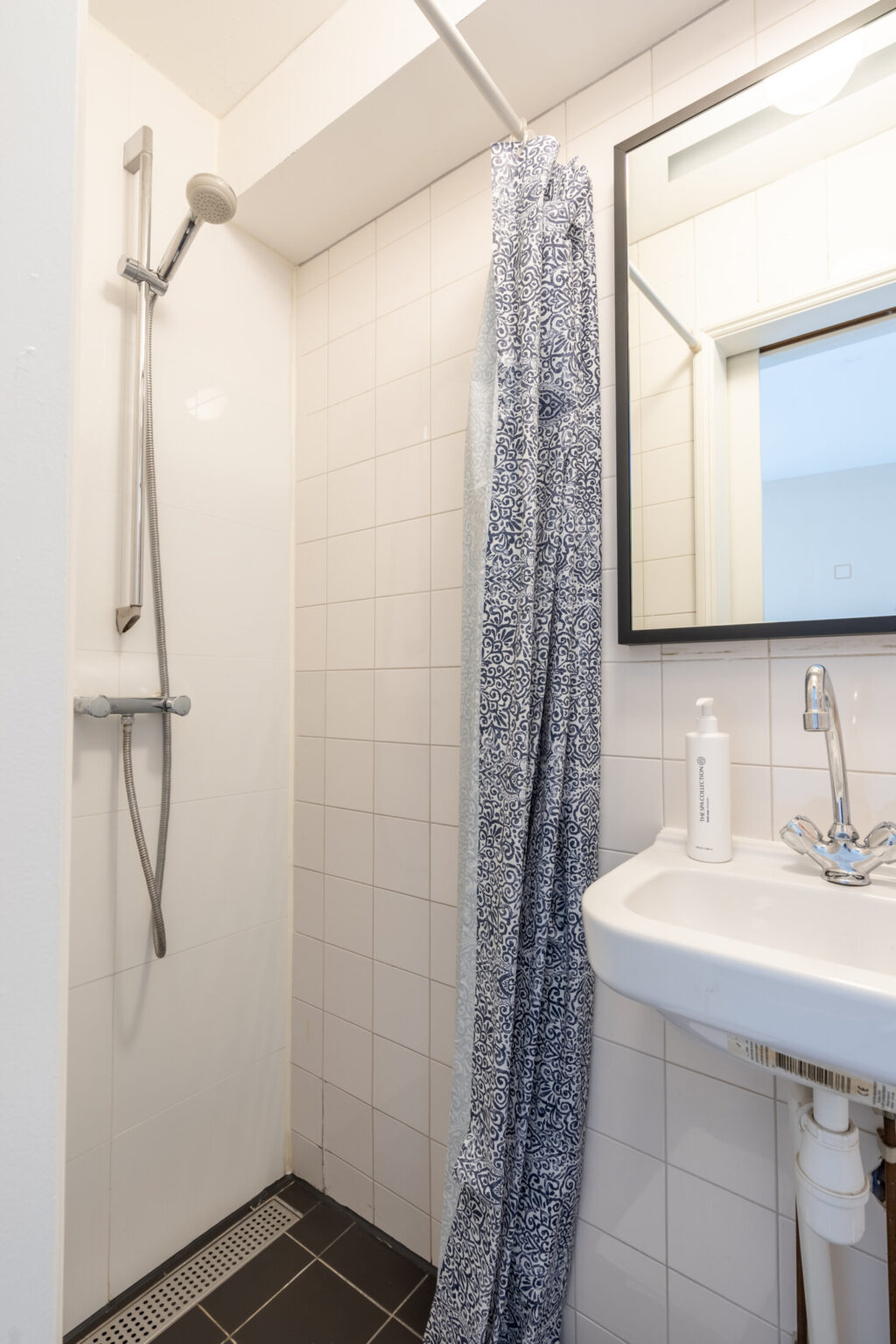 AMS-Dockside-flats-studio-bathroom
