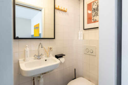 AMS-Dockside-flats-studio-bathroom2
