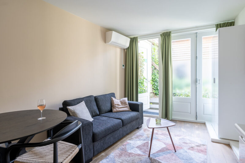 AMS-Dockside-flats-studio-couch