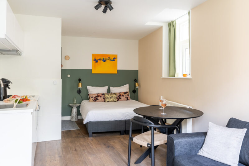 AMS-Dockside-flats-studio-dining-table