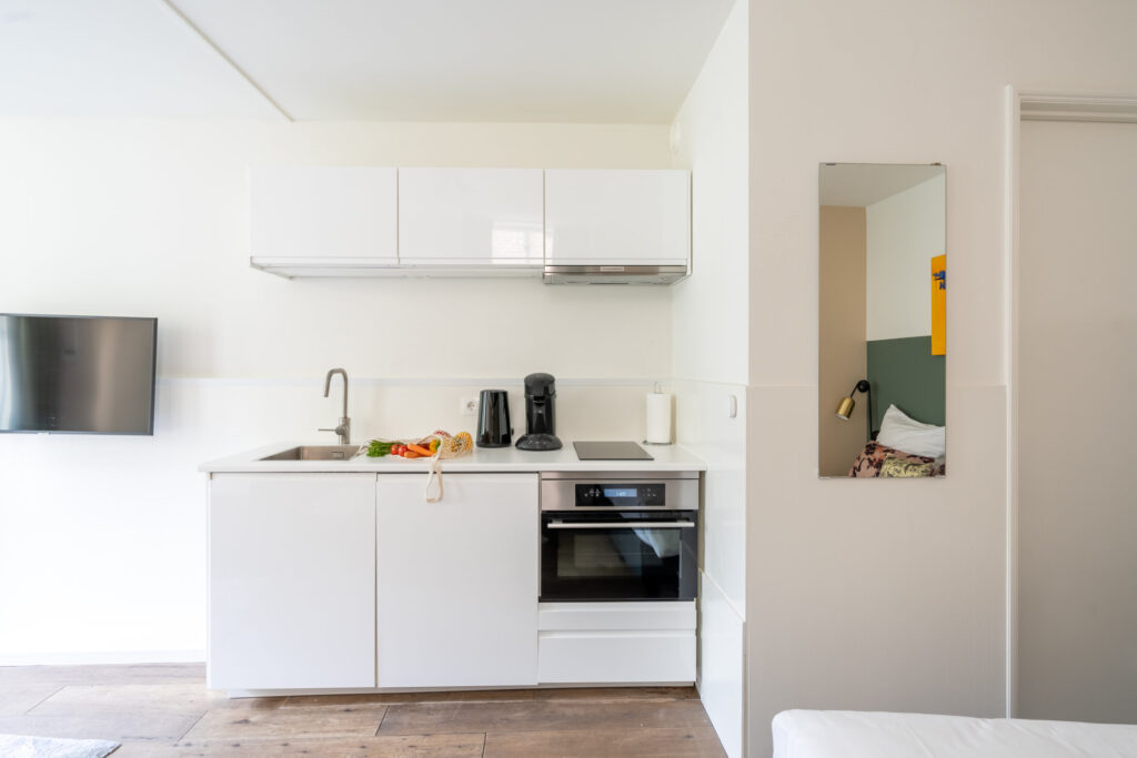 AMS-Dockside-flats-studio-kitchen2