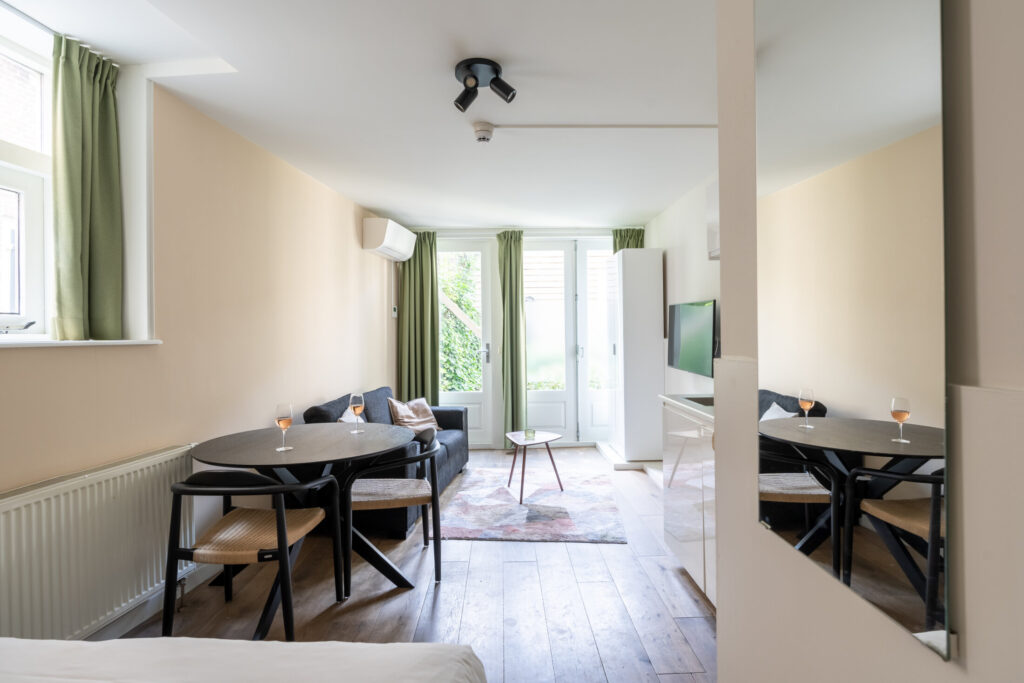 AMS-Dockside-flats-studio-living4