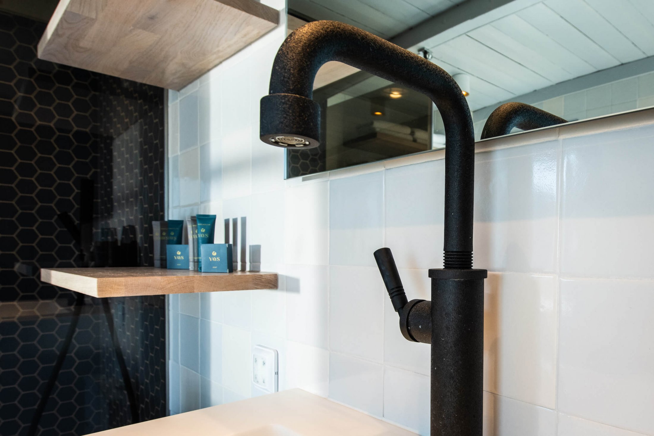 The Yays - Crane Apartment - bathroom