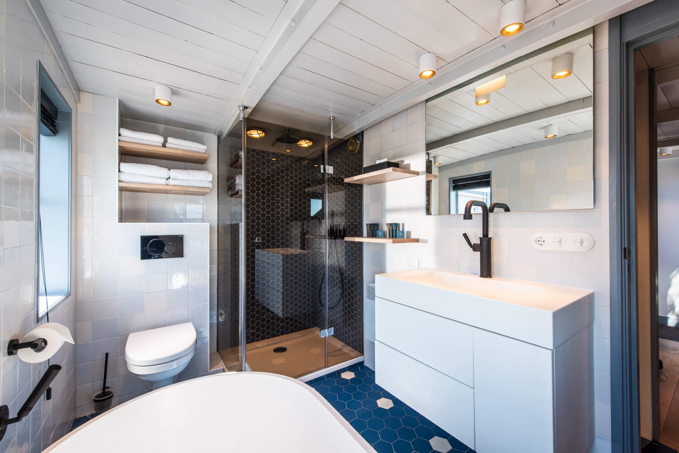 The Yays - Crane Apartment - bathroom