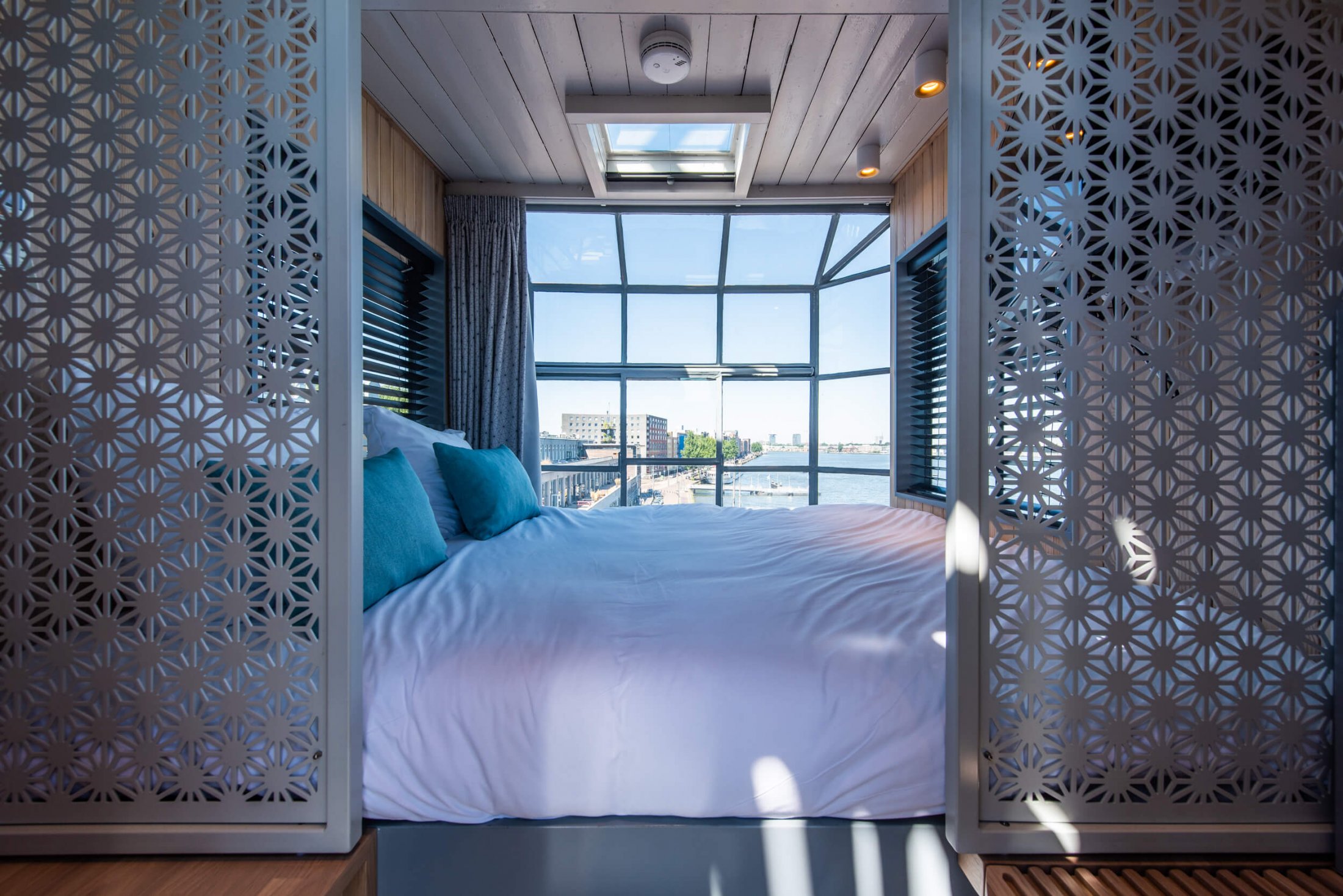 The Yays - Crane Apartment - bedroom 