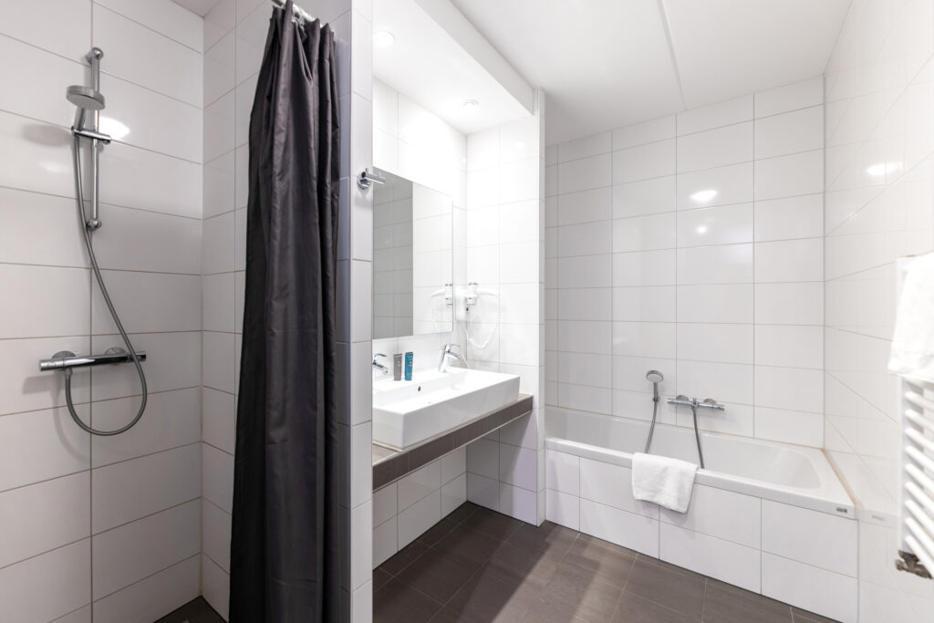 yays-amsterdam-prince-island-two-bedroom-bathtub