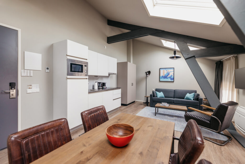 yays-maritime-family-living-room