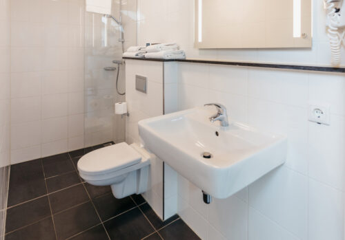 Yays Oostenburgergracht, Amsterdam, Family Room apartment type, Bathroom