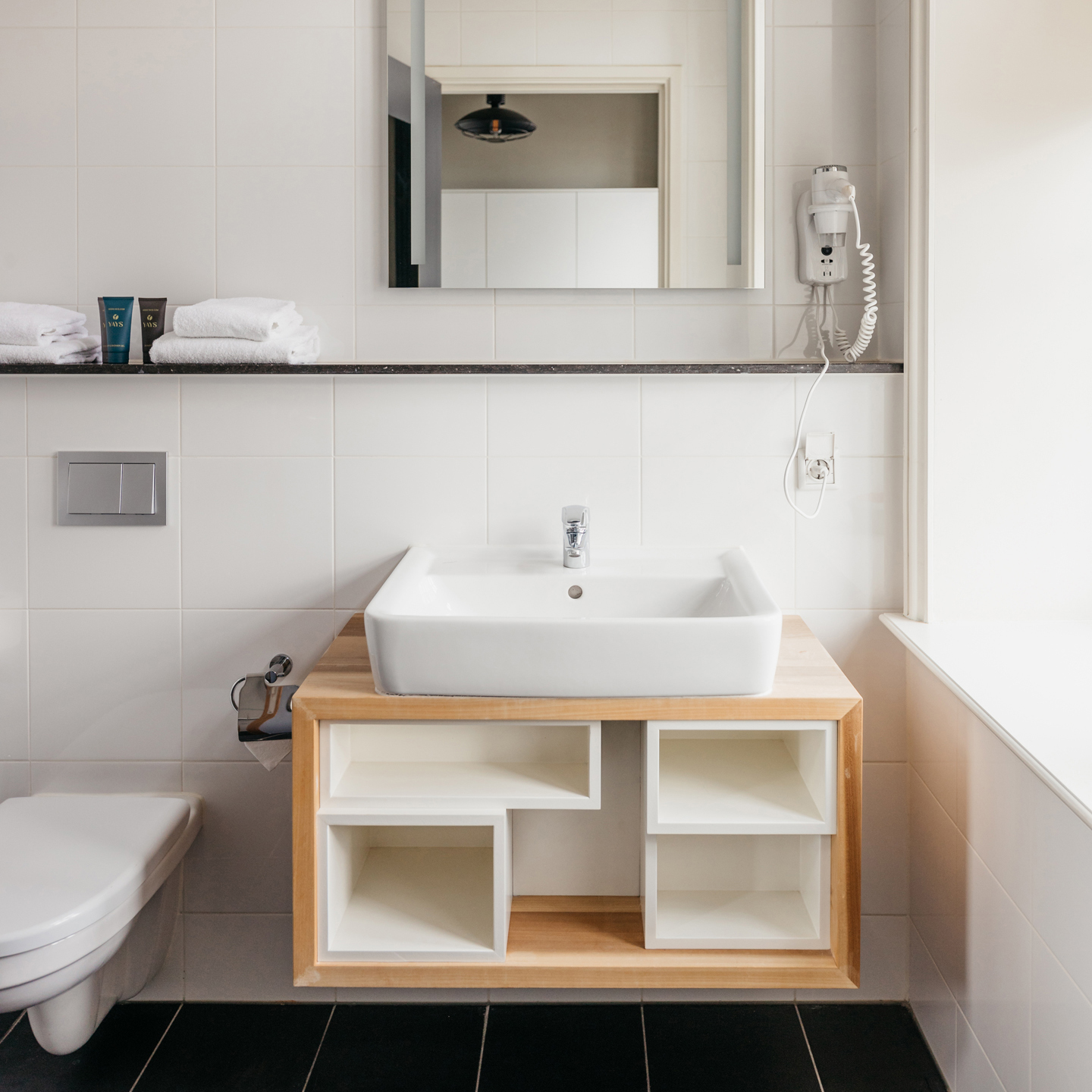 Yays Oostenburgergracht, Amsterdam, Tower Suite apartment type, Bathroom