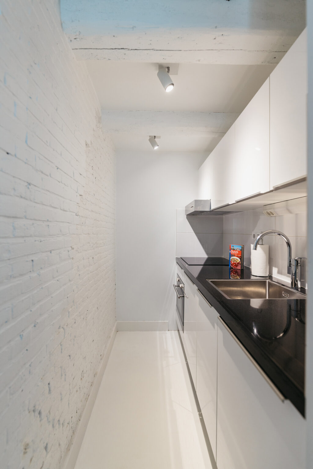 yays-salthouse-canal-comfort-B-kitchen