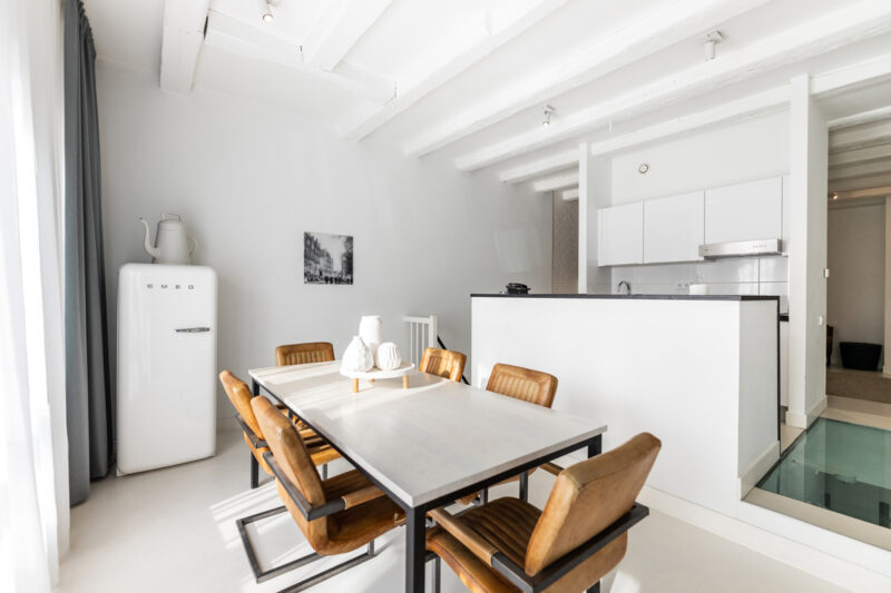 Yays Zoutkeetsgracht, Amsterdam, Two-Bedroom Family Canal Apartment Type, Dining table