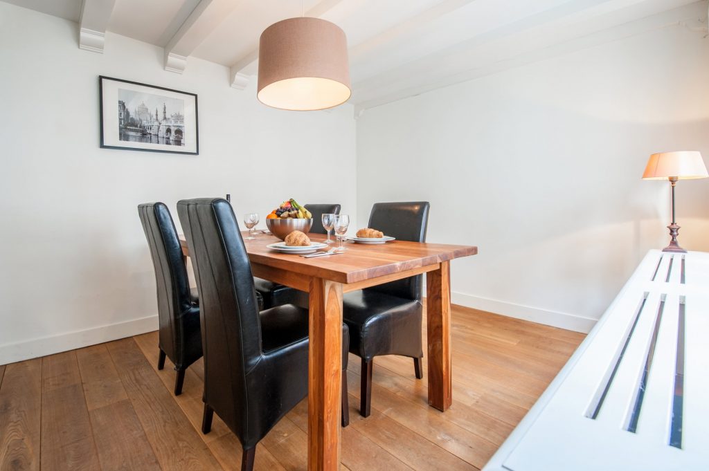 Large One Bedroom Apartment 4 Persons Short Stay Group