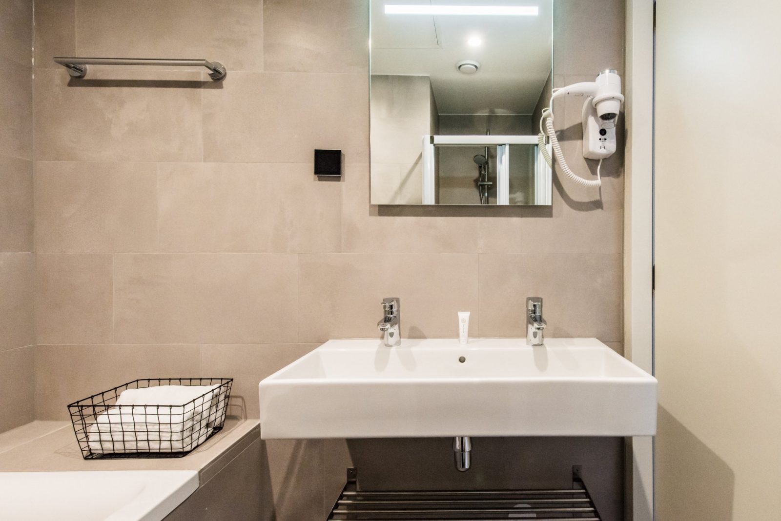 Eastern Docklands Apartment Amsterdam Two-Bedroom Bathroom