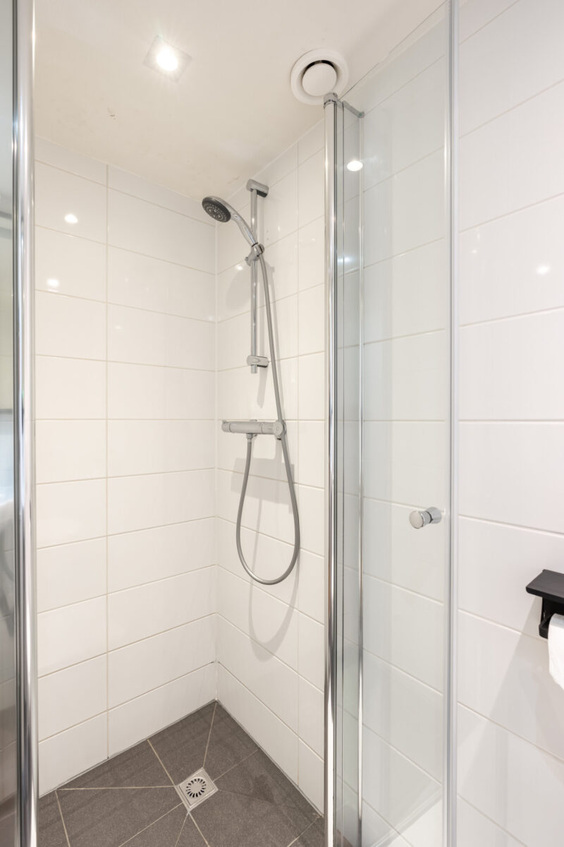 AMS-Dockside-Flats-Duplex2-shower