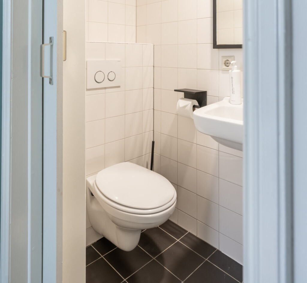 AMS-Dockside-flats-studio-essen-bathroom