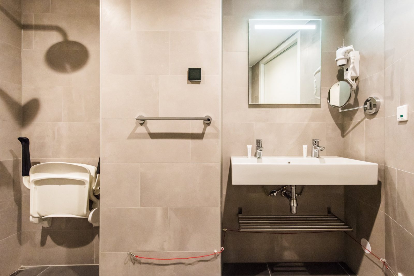 Eastern Docklands Apartment Amsterdam One-Bedroom Wheelchair Bathroom