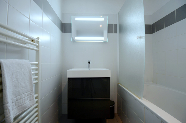 Museum View Serviced Apartment Paris Studio Twin Beds Bathroom