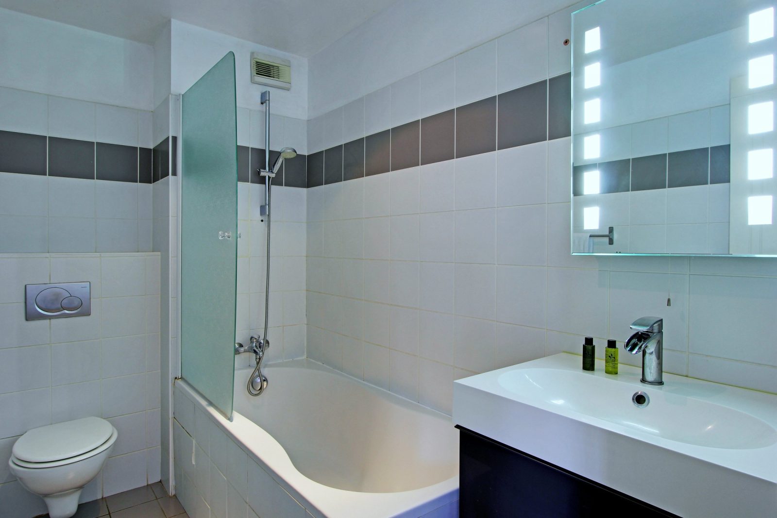 Museum View Serviced Apartment Paris Studio Bathroom