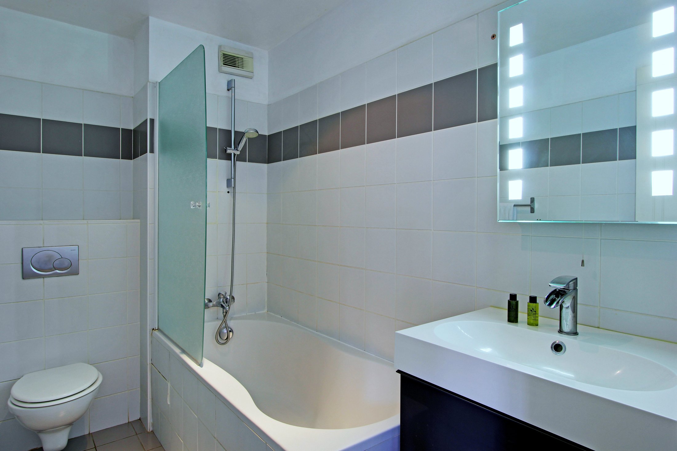 Museum View Serviced Apartment Paris Studio Bathroom