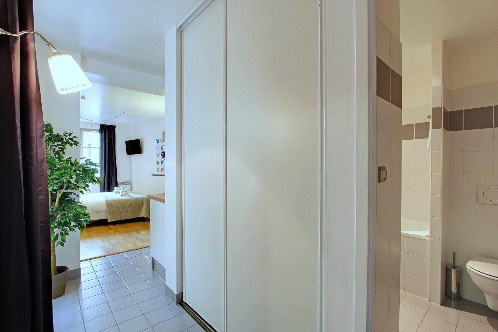 Museum View Serviced Apartment Paris Studio Twin Beds Hallway