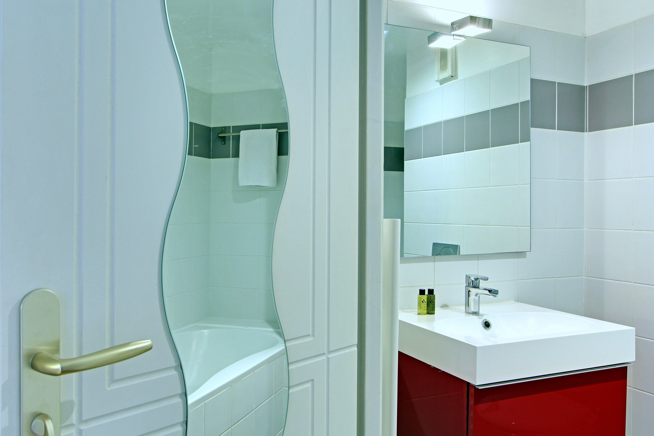 Museum View Serviced Apartment Paris Studio Deluxe Bathroom