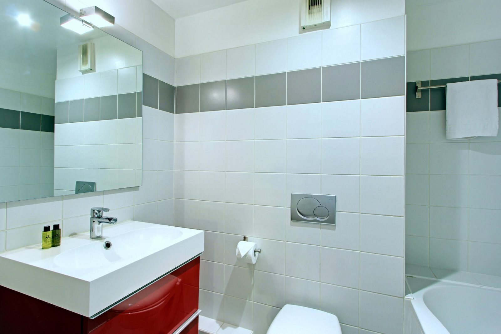 Museum View Serviced Apartment Paris Studio Deluxe Bathroom