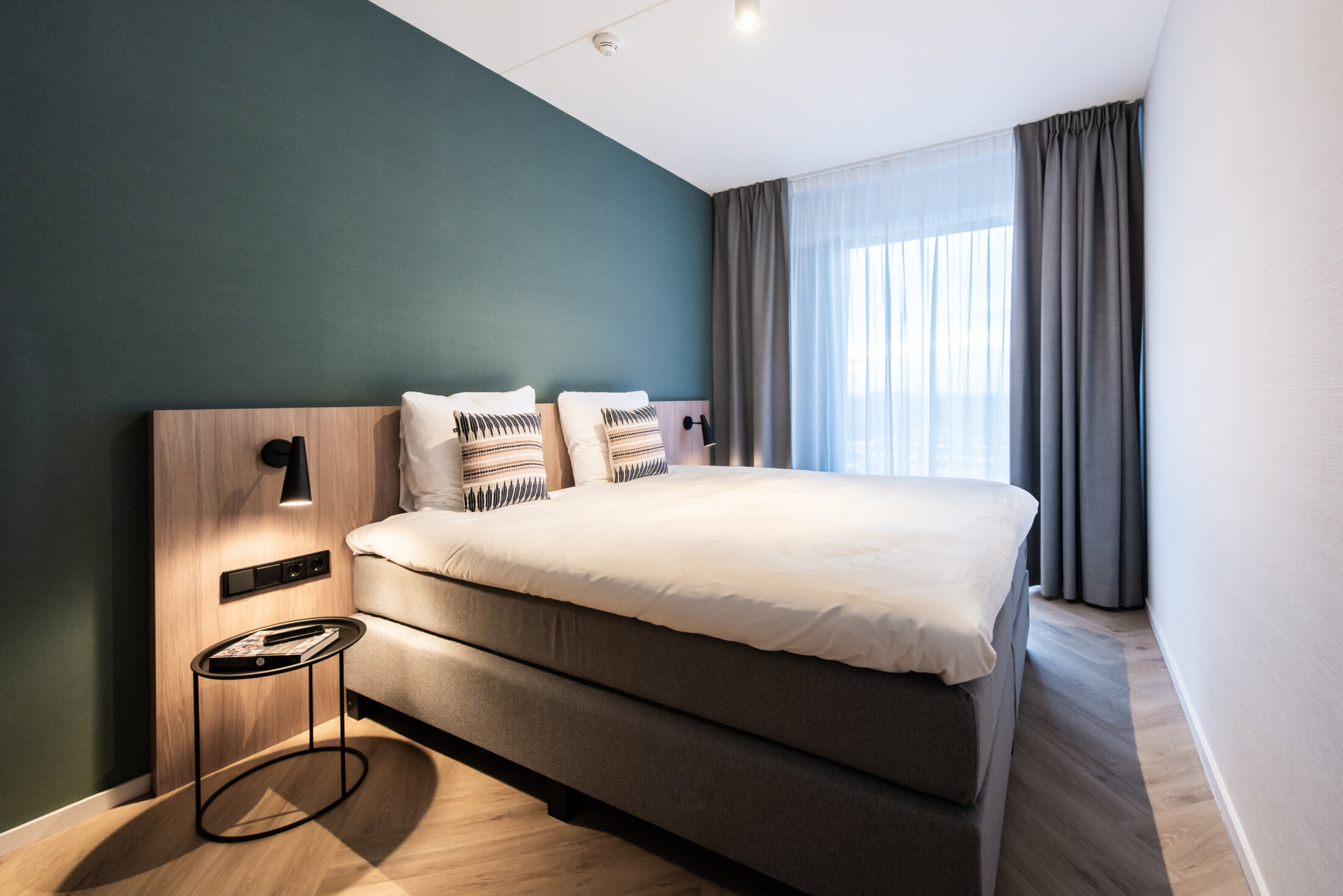 One-bedroom Comfort Breeze – Yays Entrepothaven Apartments Amsterdam (16) – bedroom 1