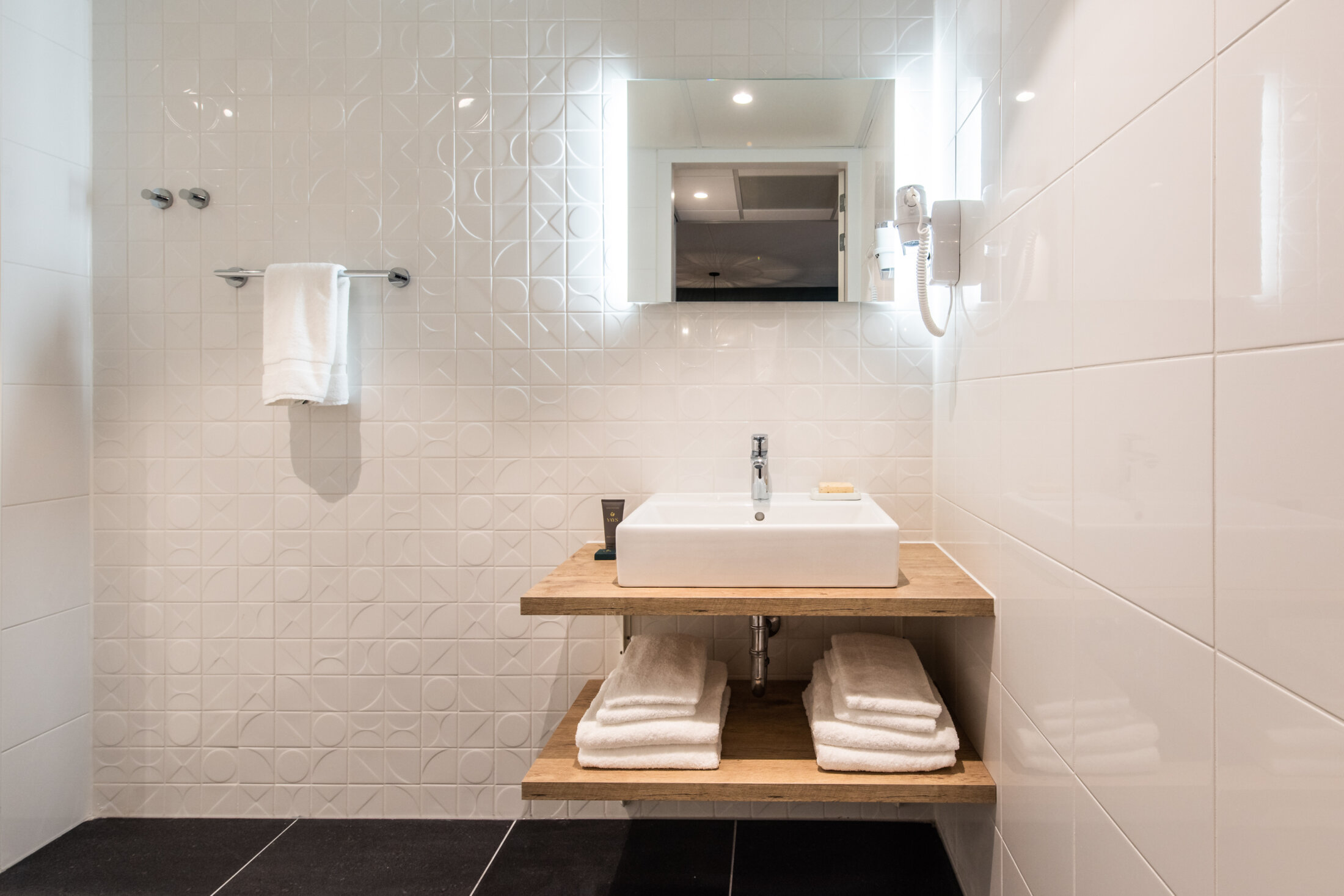 One-bedroom Comfort Breeze – Yays Entrepothaven Apartments Amsterdam (21) – bathroom 1