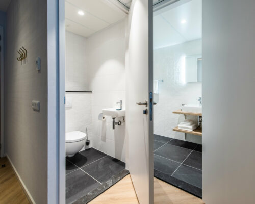 One-bedroom Comfort Breeze – Yays Entrepothaven Apartments Amsterdam (27) – toilet 2