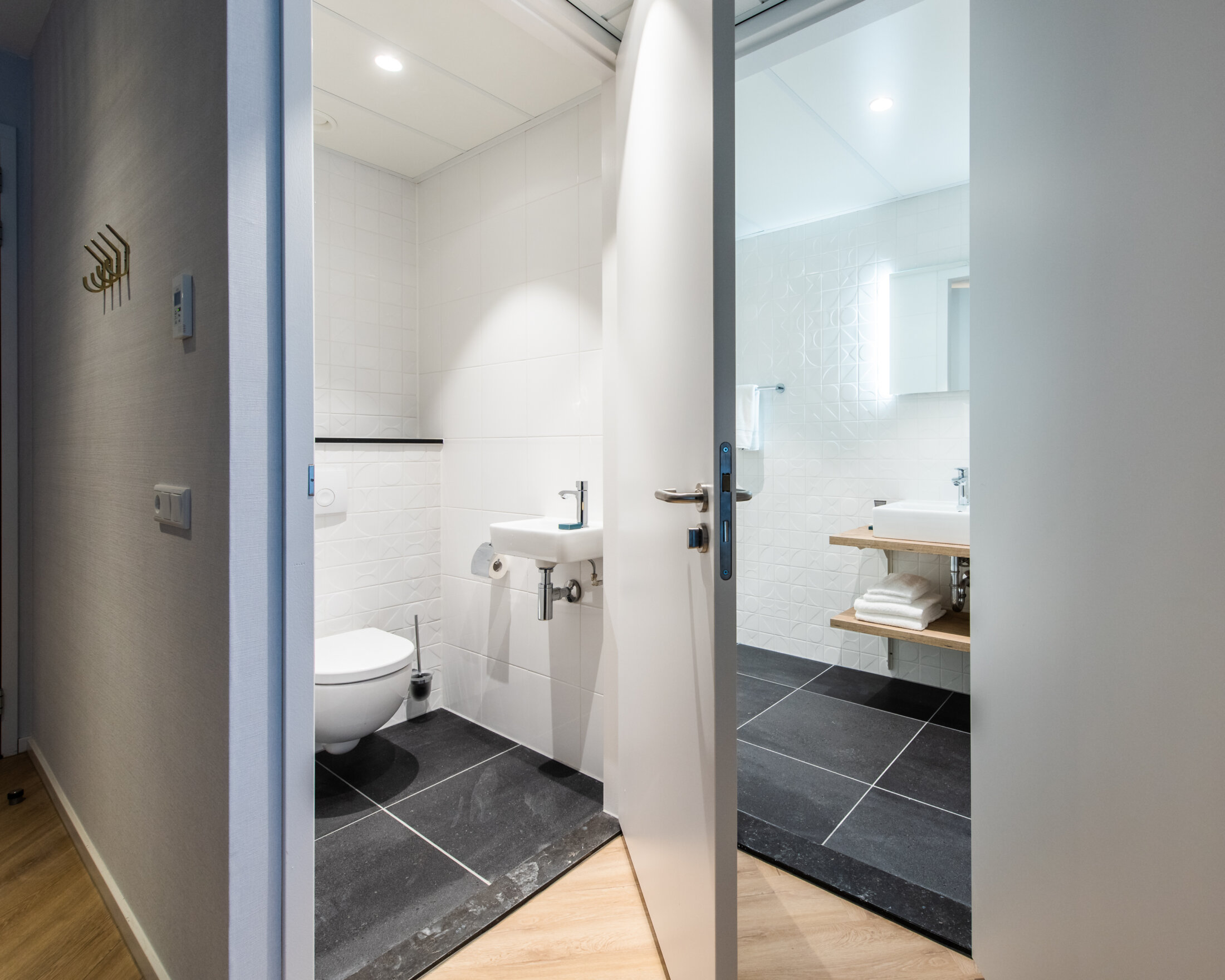 One-bedroom Comfort Breeze – Yays Entrepothaven Apartments Amsterdam (27) – toilet 2