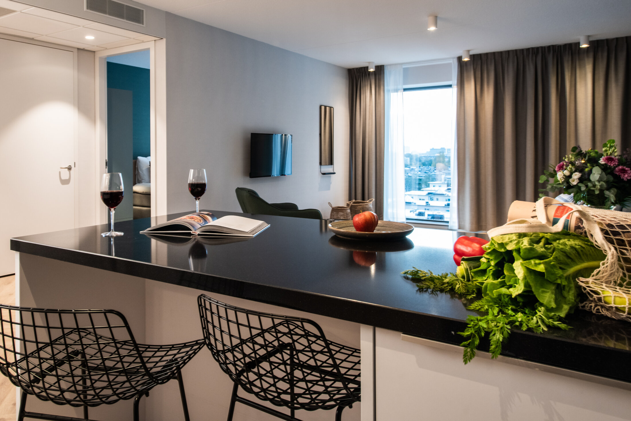 One-bedroom Comfort Breeze – Yays Entrepothaven Apartments Amsterdam (3) – dining table 3