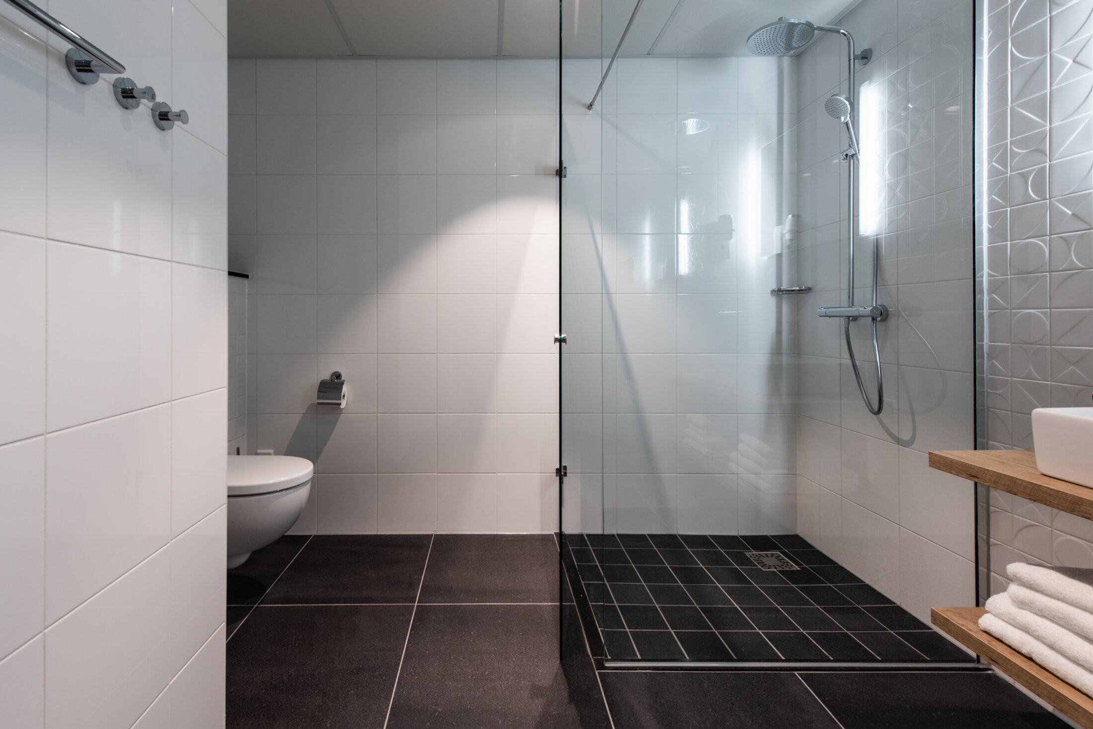 One-bedroom Essential Breeze – Yays Entrepothaven Amsterdam (6) – bathroom 1