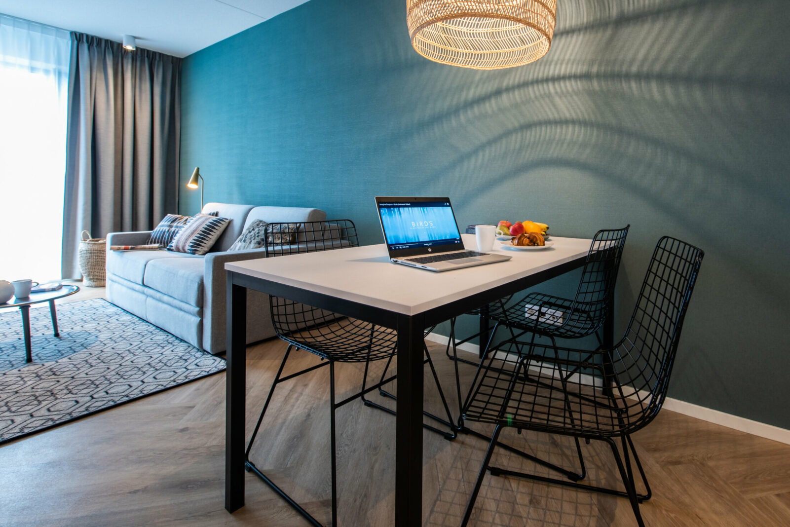 One-bedroom Essential Breeze - Yays Entrepothaven Amsterdam apartments - dining table