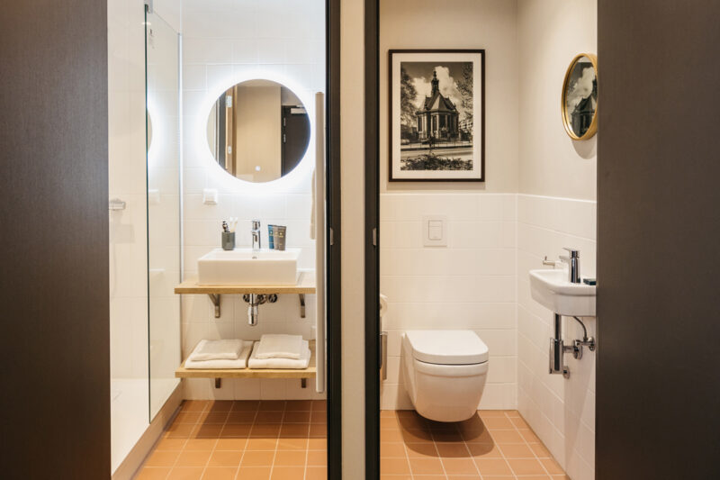 YAYS Den Haag Malieveld, One-Bedroom, Bathroom