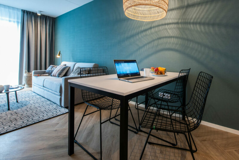 One-bedroom-Essential-Breeze-Yays-Entrepothaven-Amsterdam-26-dining-table-3-1-e1586874068552-800×534