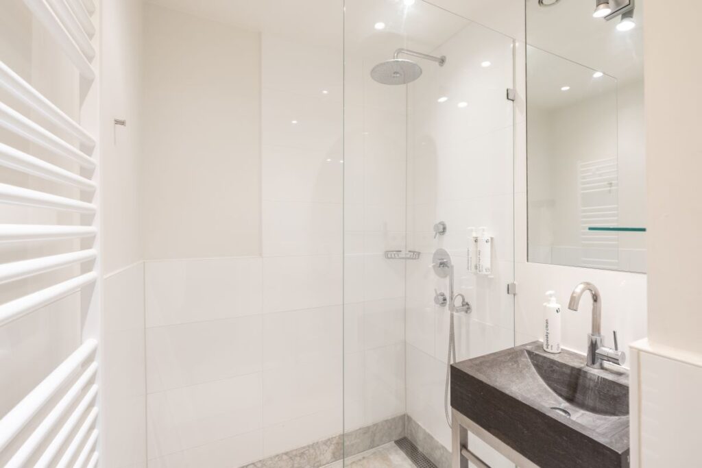 yays-amsvo-1bed-2pax-bathroom