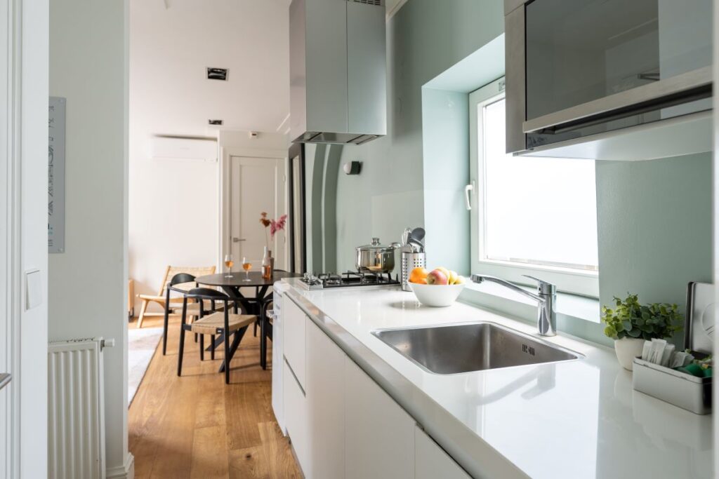 yays-amsvo-1bed-2pax-kitchen-2