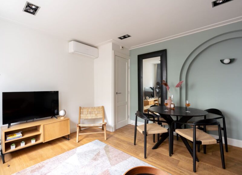 yays-amsvo-1bed-2pax-living-area