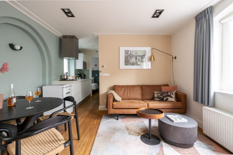 yays-amsvo-1bed-2pax-livingarea