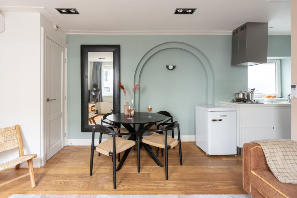 yays-amsvo-1bed-2pax-table