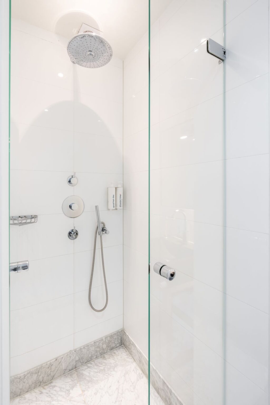 yays-amsvo-1bed-4pax-bathroom-shower