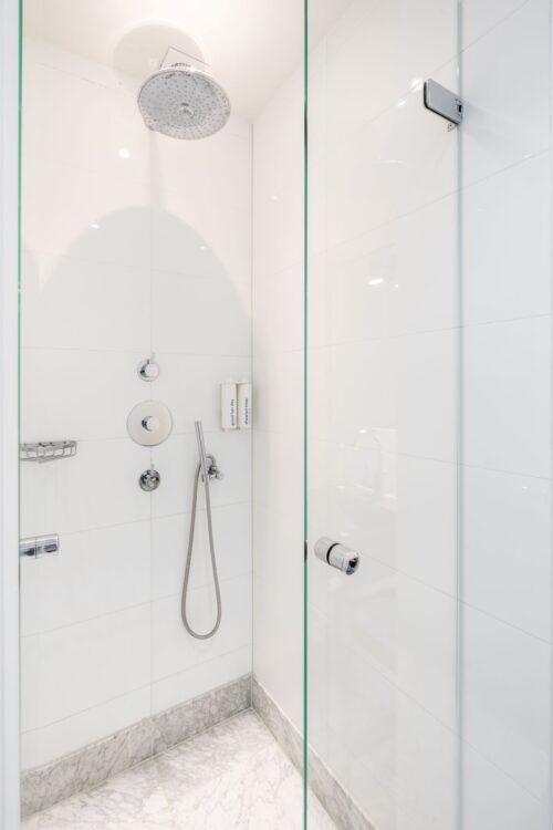 yays-amsvo-1bed-4pax-bathroom-shower