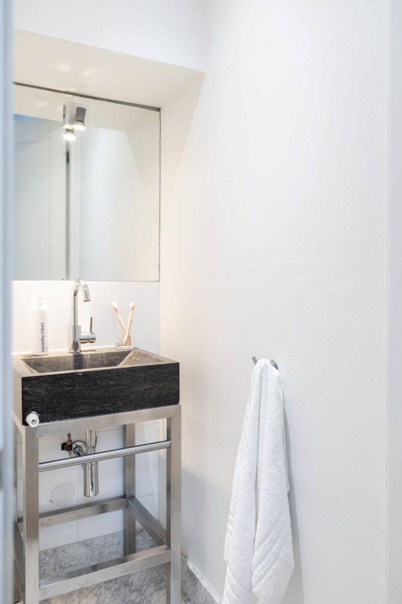 yays-amsvo-1bed-4pax-bathroom-sink