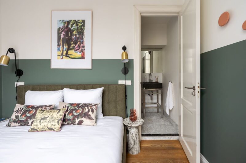yays-amsvo-1bed-4pax-bed-bathroom
