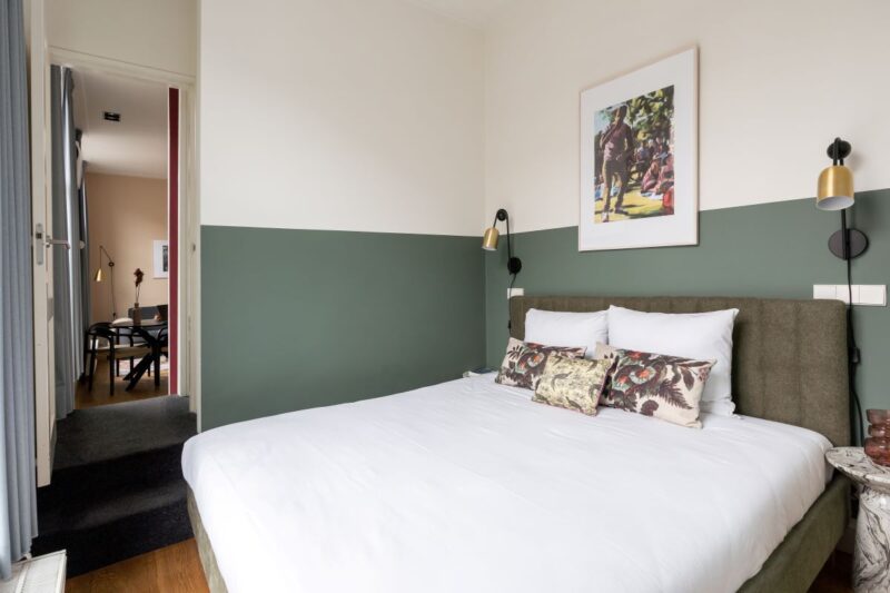 yays-amsvo-1bed-4pax-bedroom-hall