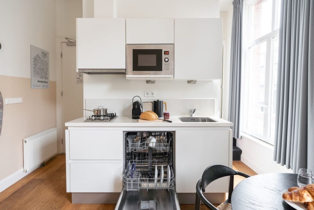 yays-amsvo-1bed-4pax-kitchen-3