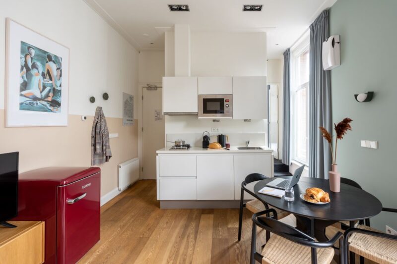 yays-amsvo-1bed-4pax-kitchen