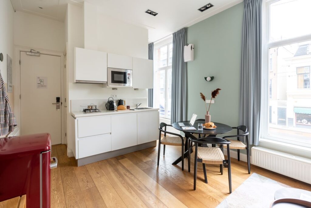 yays-amsvo-1bed-4pax-kitchen-table