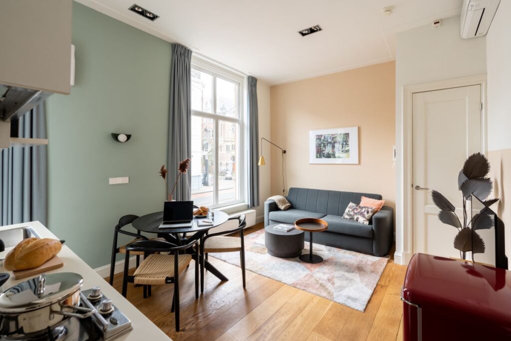 yays-amsvo-1bed-4pax-livingroom