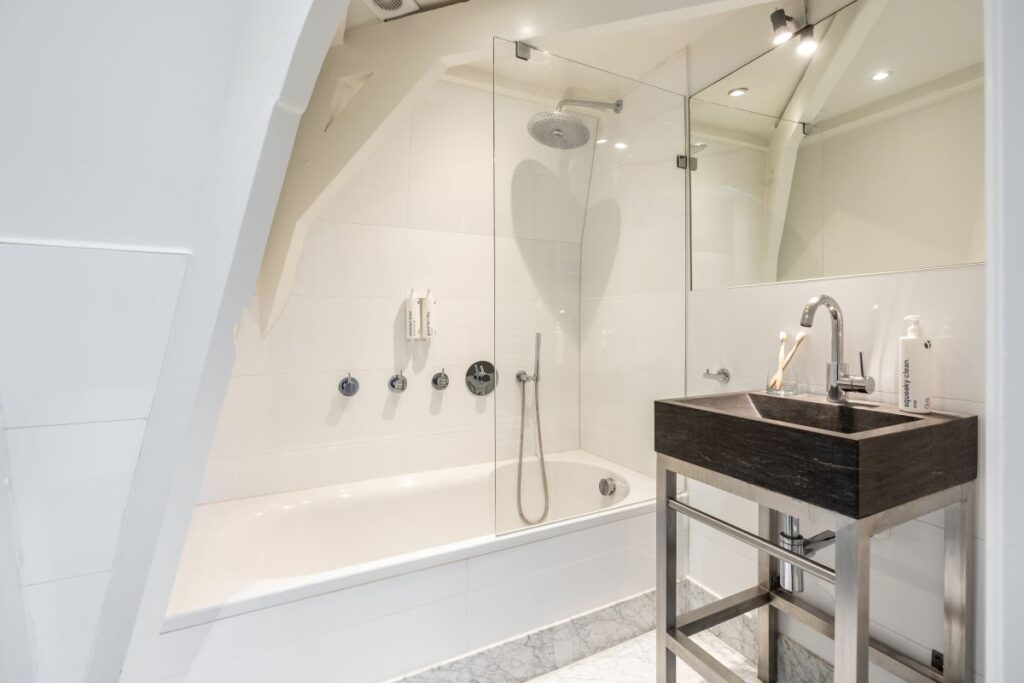 yays-amsvo-1bed-attic-bathroom